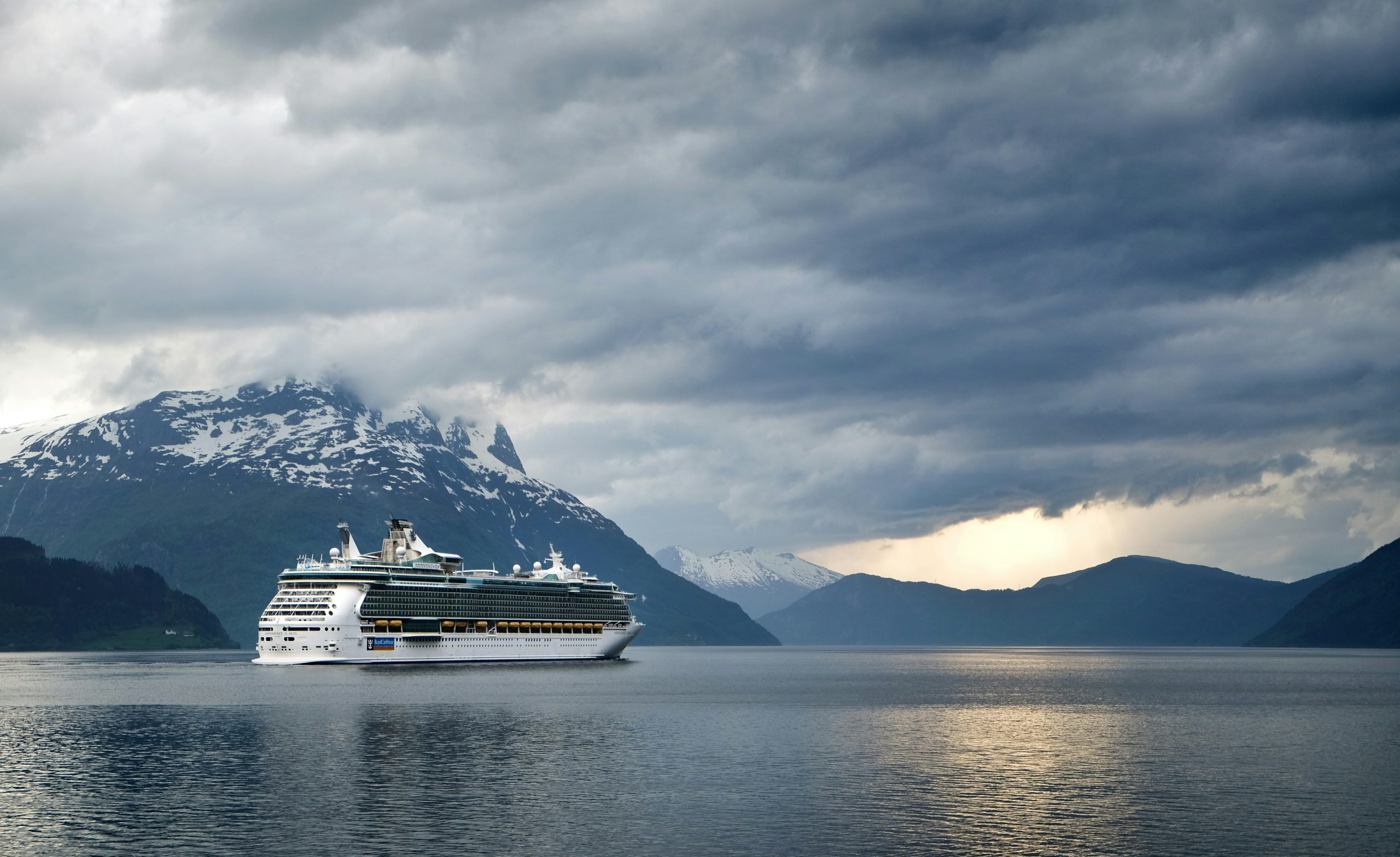 discover breathtaking fjord cruises and explore stunning natural landscapes in norway. plan your next adventure to experience the beauty of fjords firsthand.